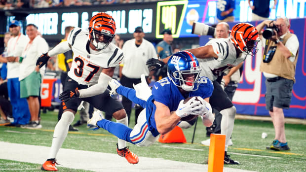 #81 Alex Bachman dives into the endzone, one of his two TDs in the New York Giants 25-22 win over the Cincinnati Bengals.